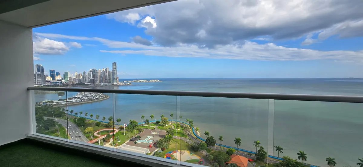 Apartment For Sale in Avenida Balboa