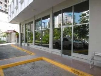 Venta de Local comercial en P.H. Ultramar Plaza, Marbella