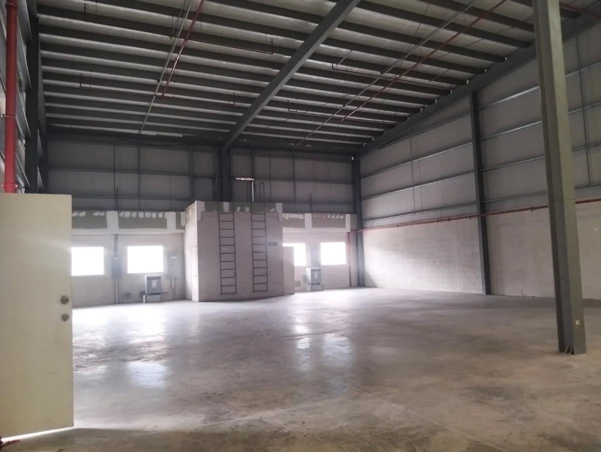 Warehouse For Rent in Calle Francisco Sucre