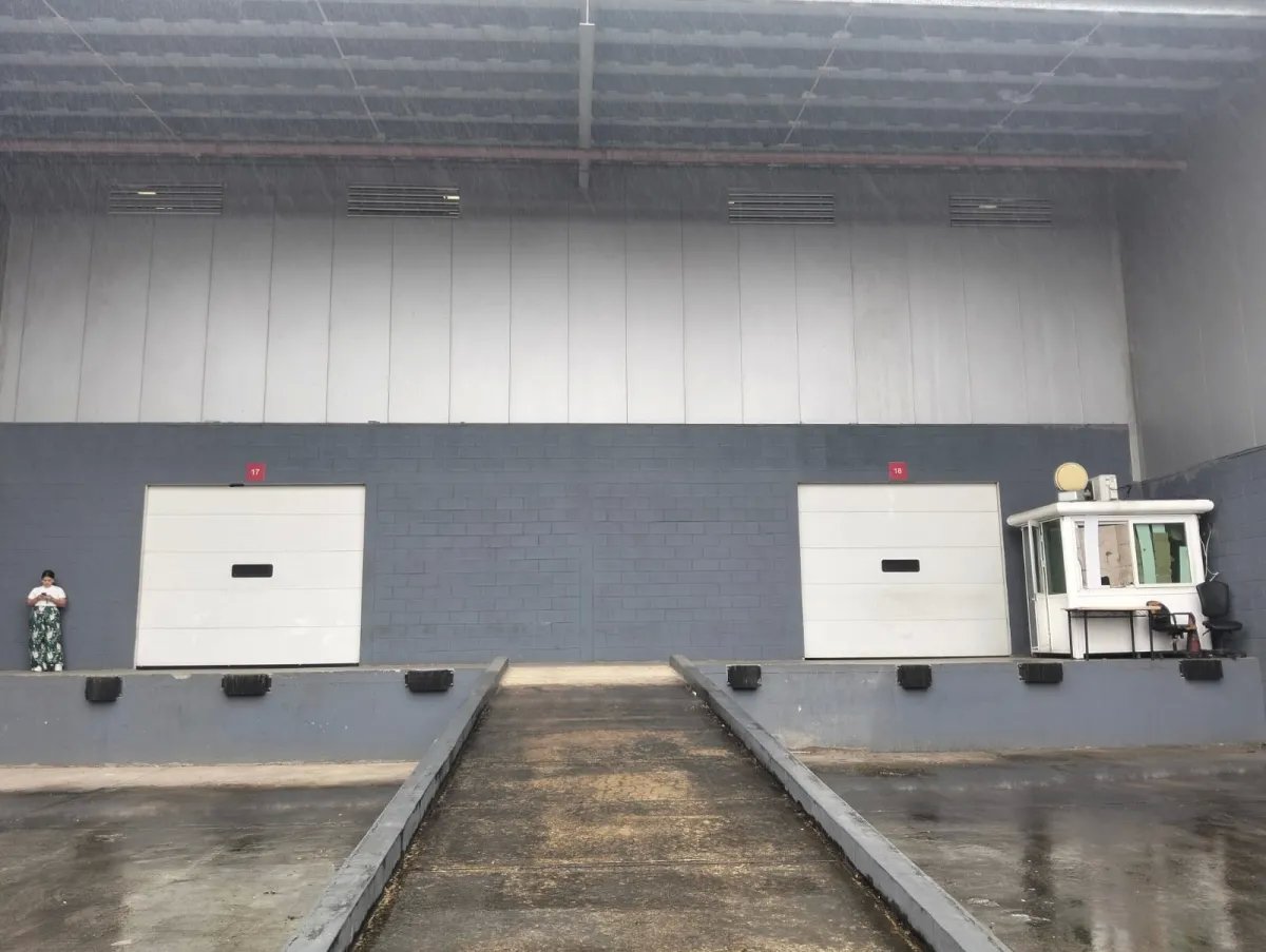 Warehouse For Rent in Calle Francisco Sucre