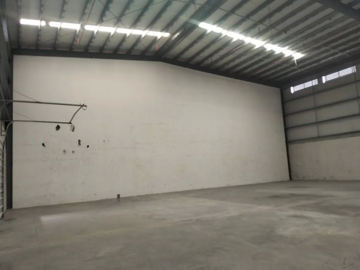 Warehouse For Rent in Calle Francisco Sucre