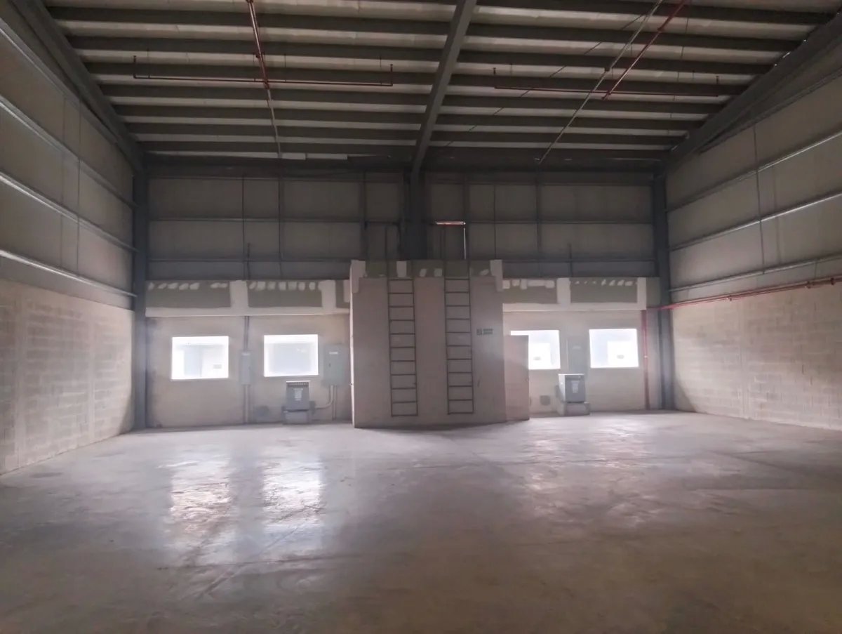 Warehouse For Rent in Calle Francisco Sucre