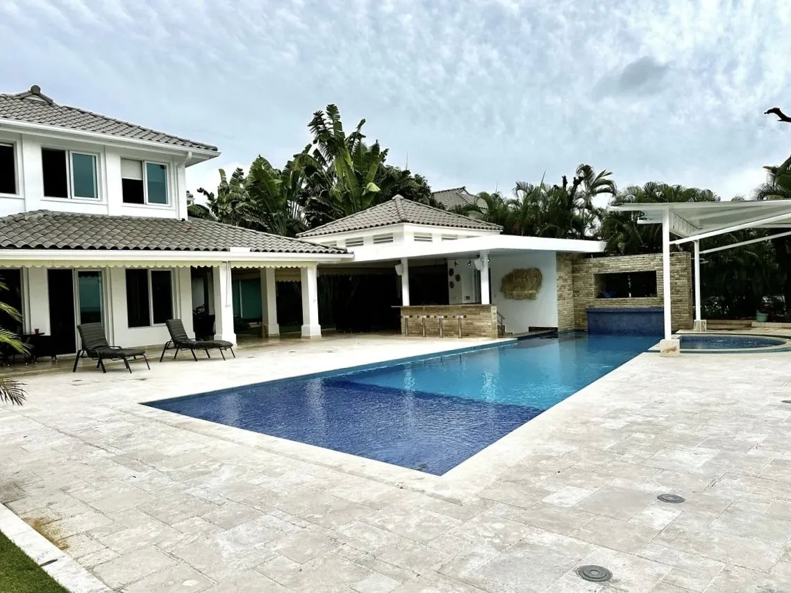 Venta de Villa con piscina y vista al mar en Bijao
