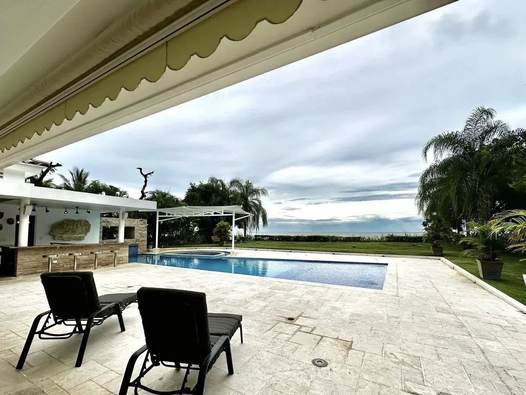 Venta de Villa con piscina y vista al mar en Bijao