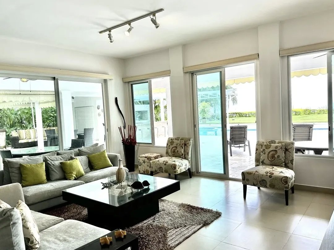 Venta de Villa con piscina y vista al mar en Bijao
