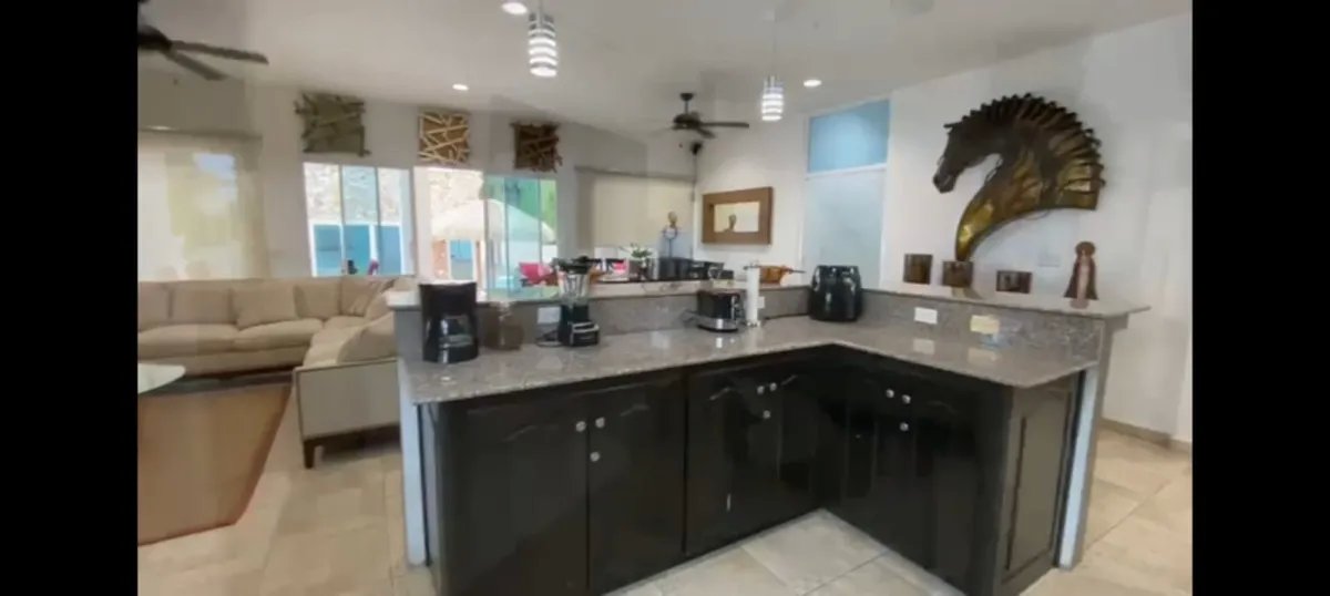 Espectacular Casa de Playa en Coronado a la Venta/Spectacular Beach House for Sale in Coronado