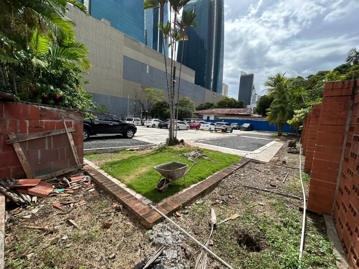 se vende terreno comercial en Obarrio