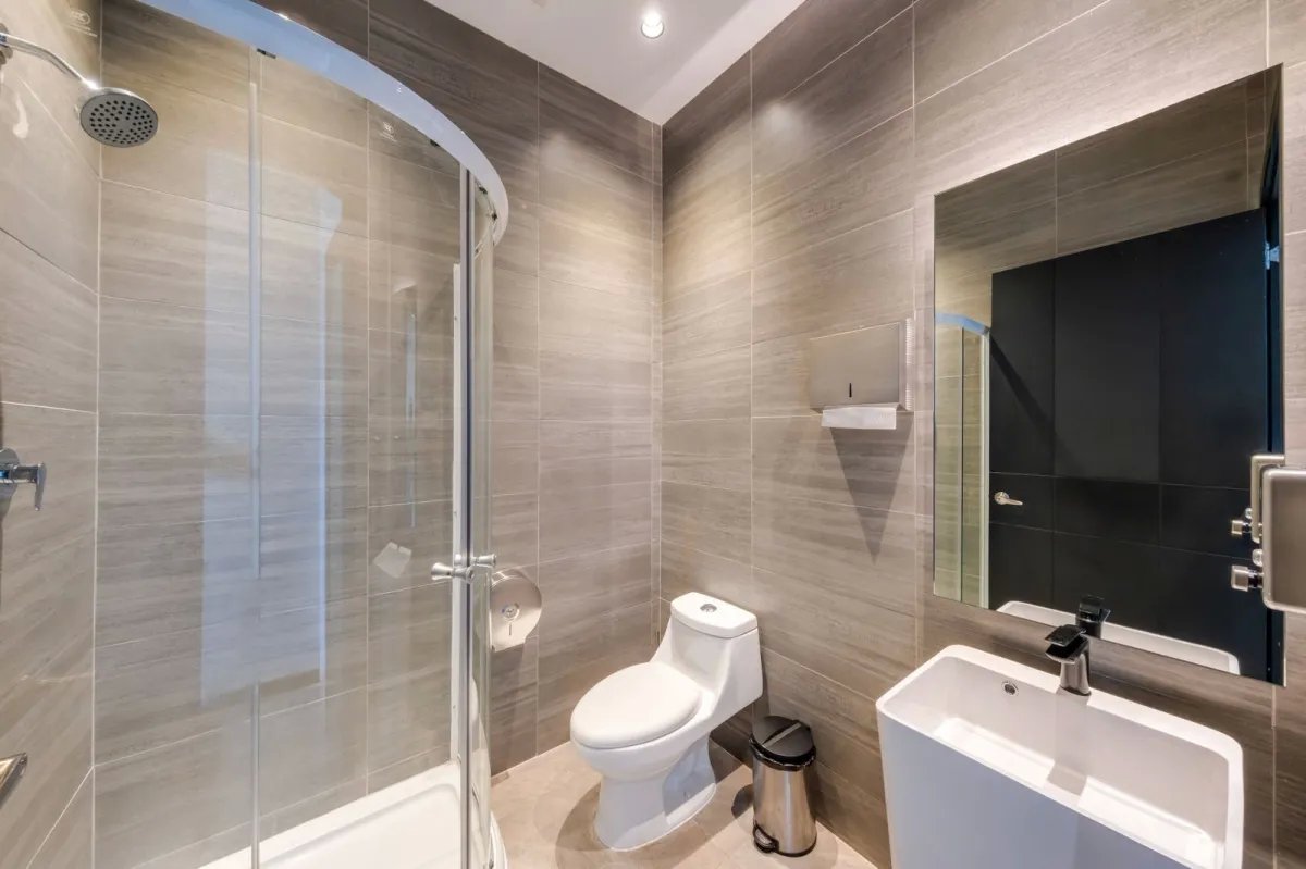 Se vende oficina en Costa del Este amoblada