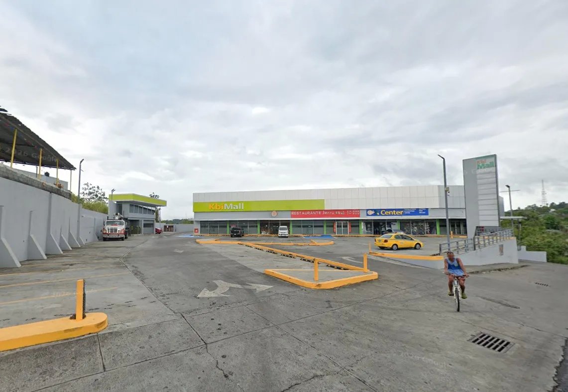 se vende plaza comercial en la cabima