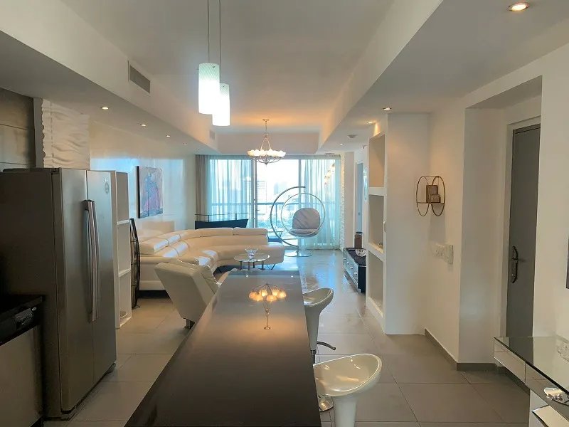 Condominium For Rent in Avenida Balboa
