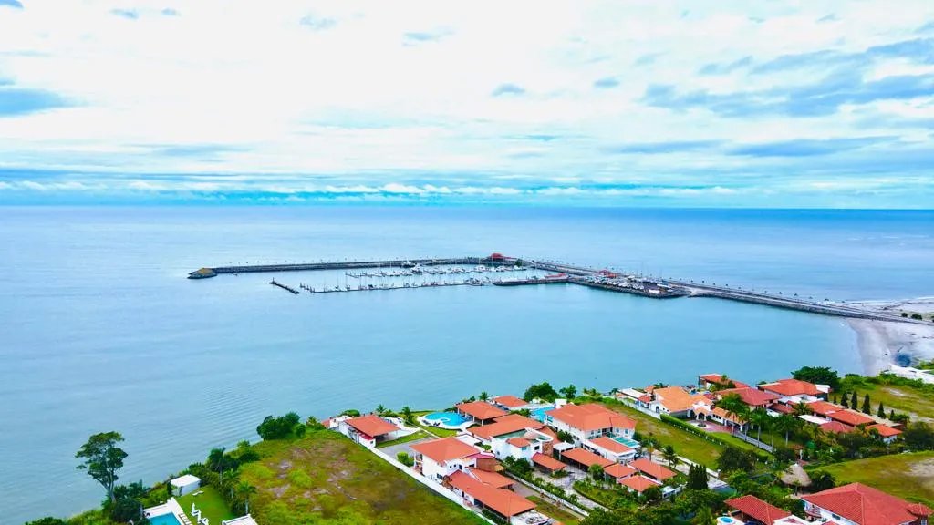 Spacious 3-Bedroom Apartment with Large Balcony, Ocean View, San Carlos