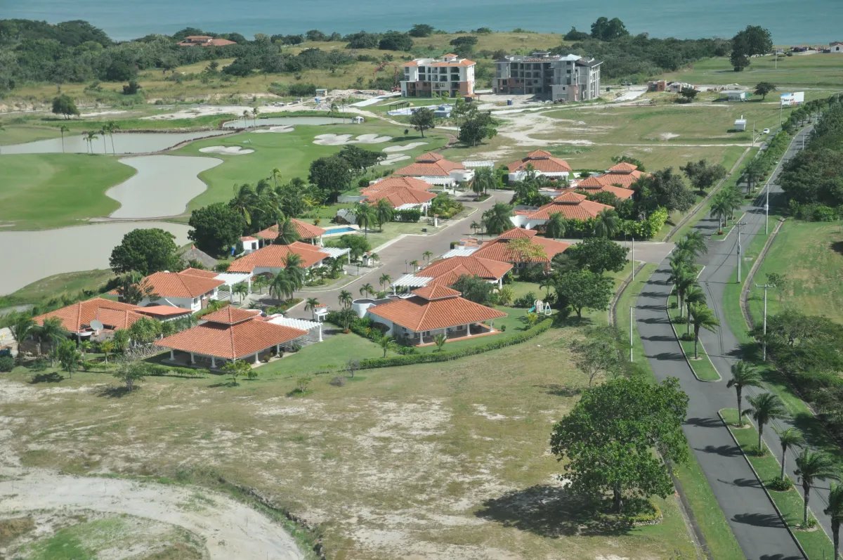 Spacious 3-Bedroom Apartment with Large Balcony, Ocean View, San Carlos