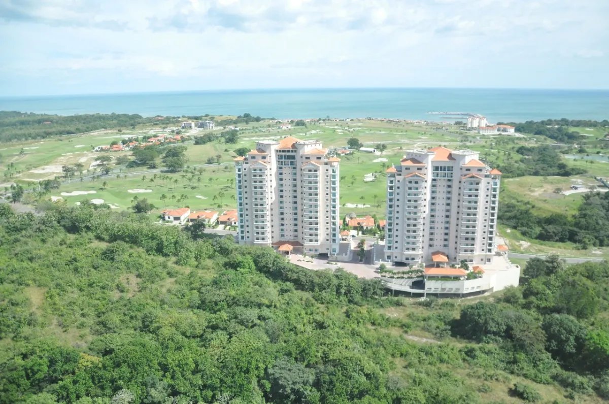 Spacious 3-Bedroom Apartment with Large Balcony, Ocean View, San Carlos