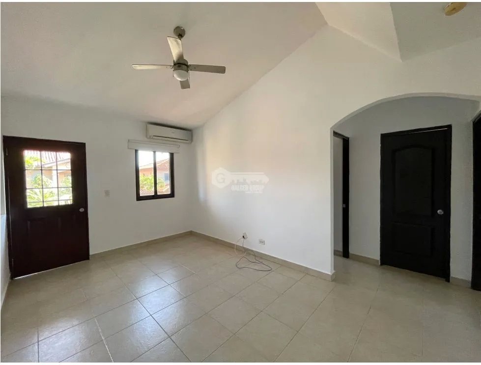 Single Family House for rent in Versalles