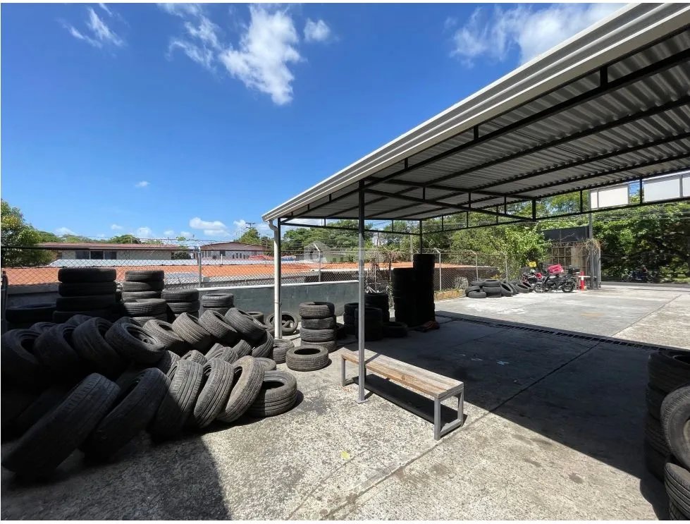 LOCAL COMERCIAL / PARQUE LEFEVRE / 750M / 2 NIVELES / OFICINA