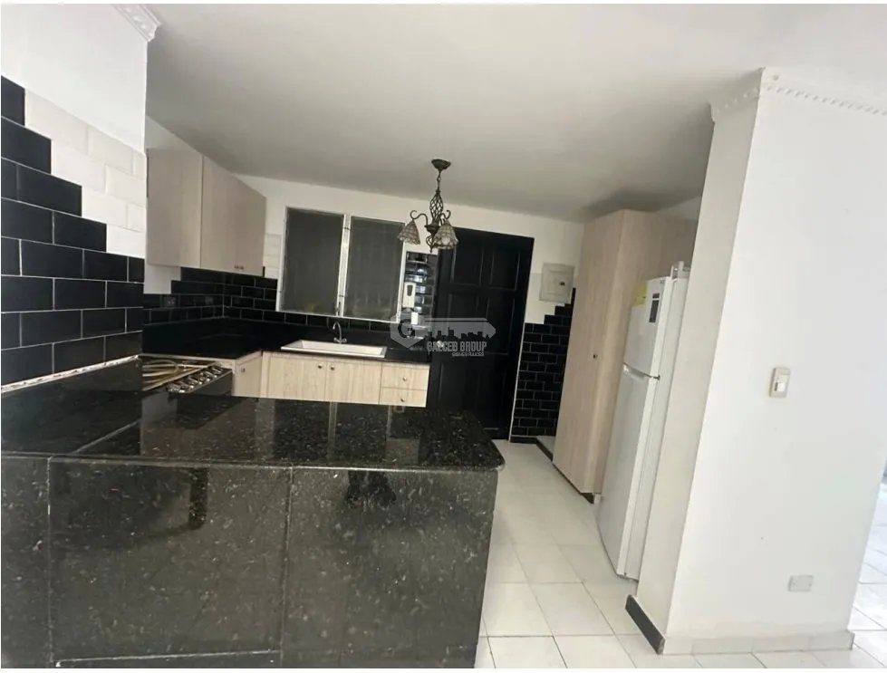 SE VENDE CASA EN CHANIS LA FONTANA 232M 5 HABITACIONES 2 NIVELES