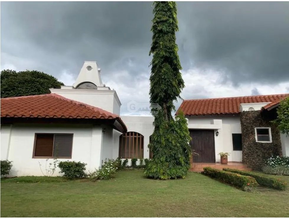 CHAME / SORA / 4 HABITACIONES / 10 HECTAREAS / 4 BAÑOS / PISCINA