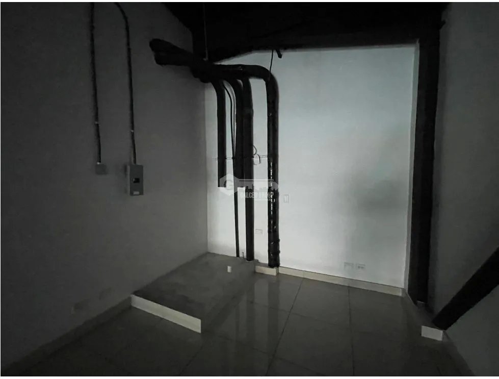 SE ALQUILA LOCAL EN BELLA VISTA PLAZA COWES 100M 1 BAÑO COCINA