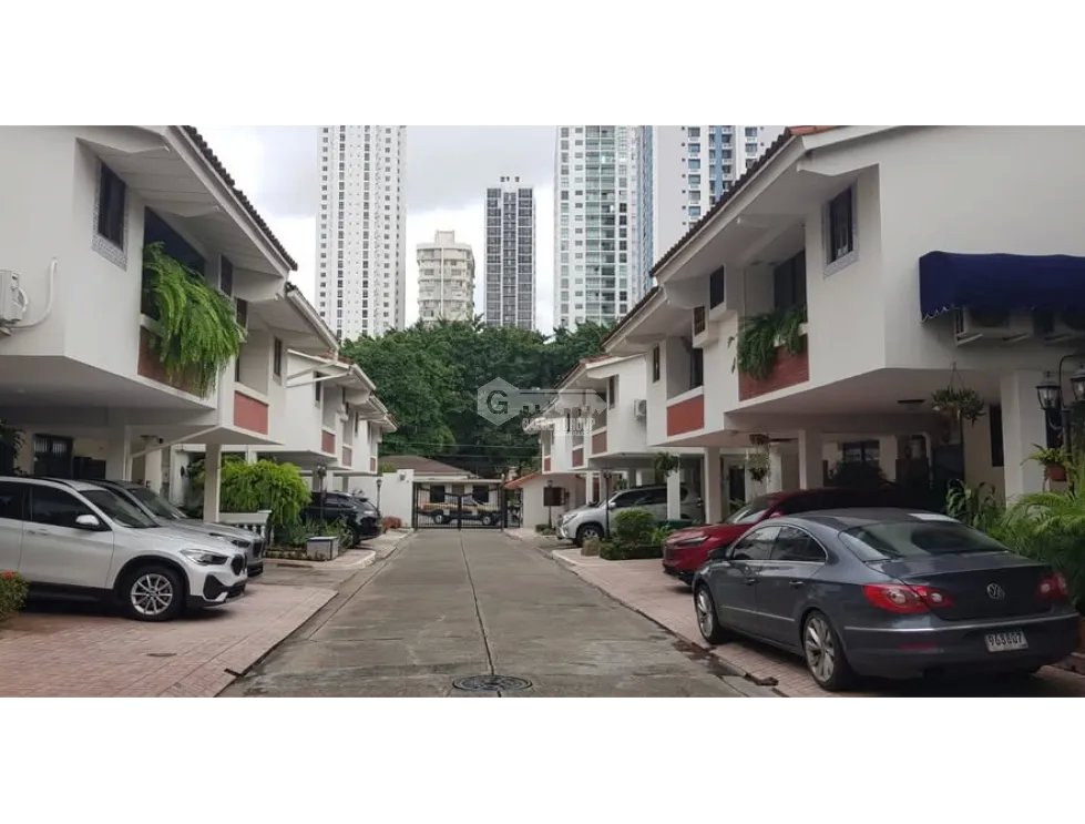 SE VENDE CASA EN SAN FRANCISCO 400M 3 HABITACION AMOBLADO 2 NIVELES