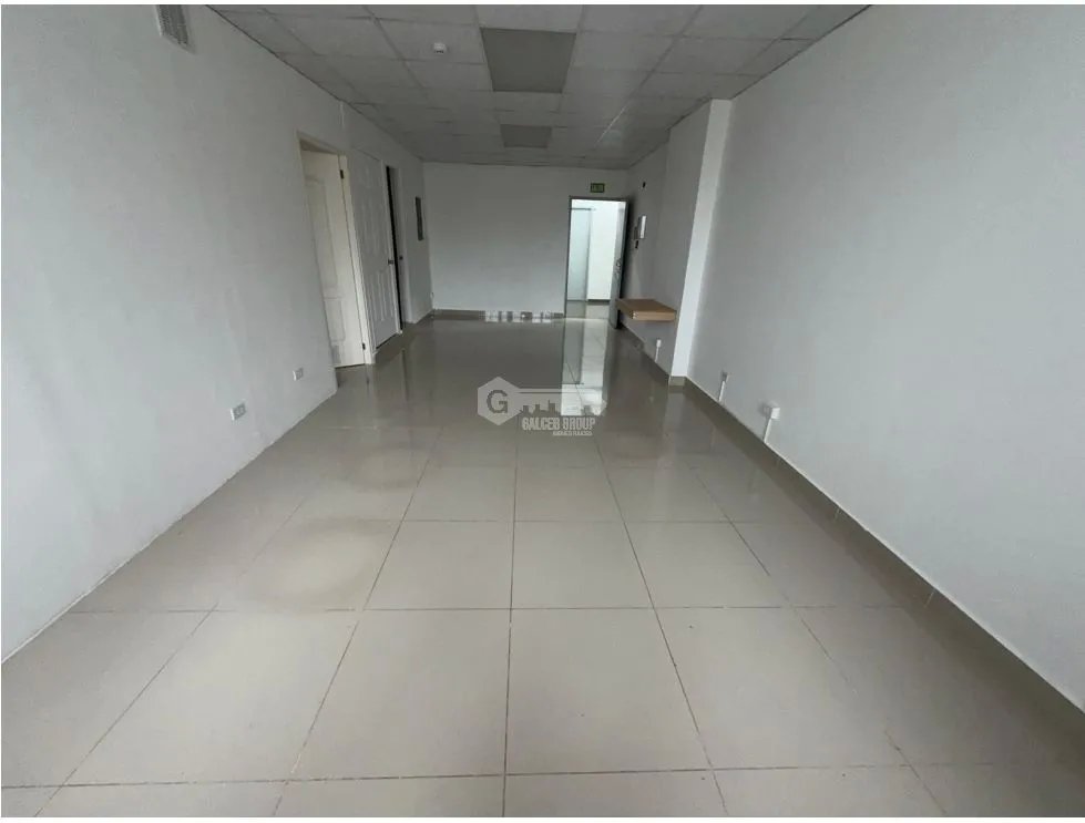 SE ALQUILA LOCAL EN TUMBA MUERTO PLAZA SIGLO 2 47M2 SIN DIVISIONES