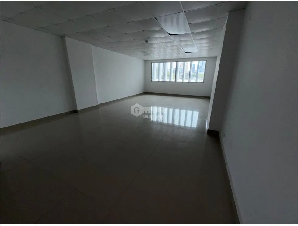 SE ALQUILA AMPLIO LOCAL TUMBA MUERTO PLAZA SIGLO 2 61M2 SIN DIVISIONES
