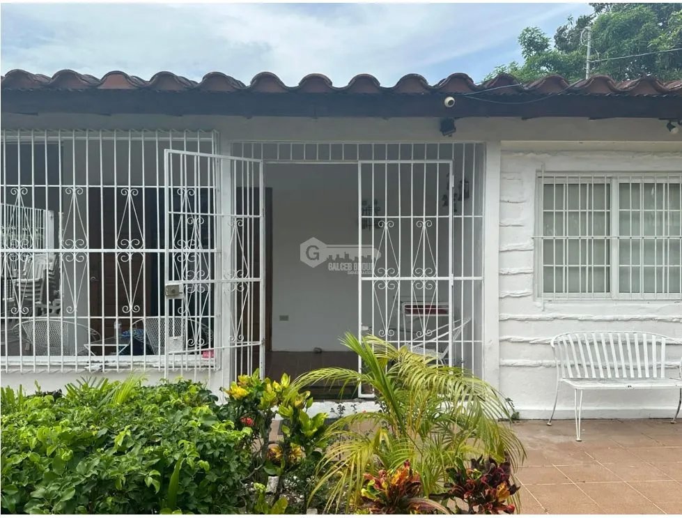 SE VENDE CASA EN CORONADO  3750 M2 CON PISCINA