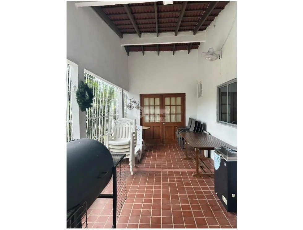 SE VENDE CASA EN CORONADO  3750 M2 CON PISCINA