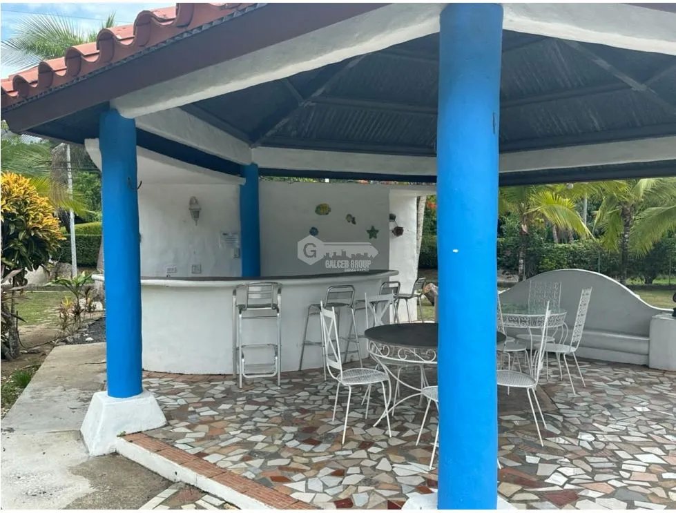 SE VENDE CASA EN CORONADO  3750 M2 CON PISCINA