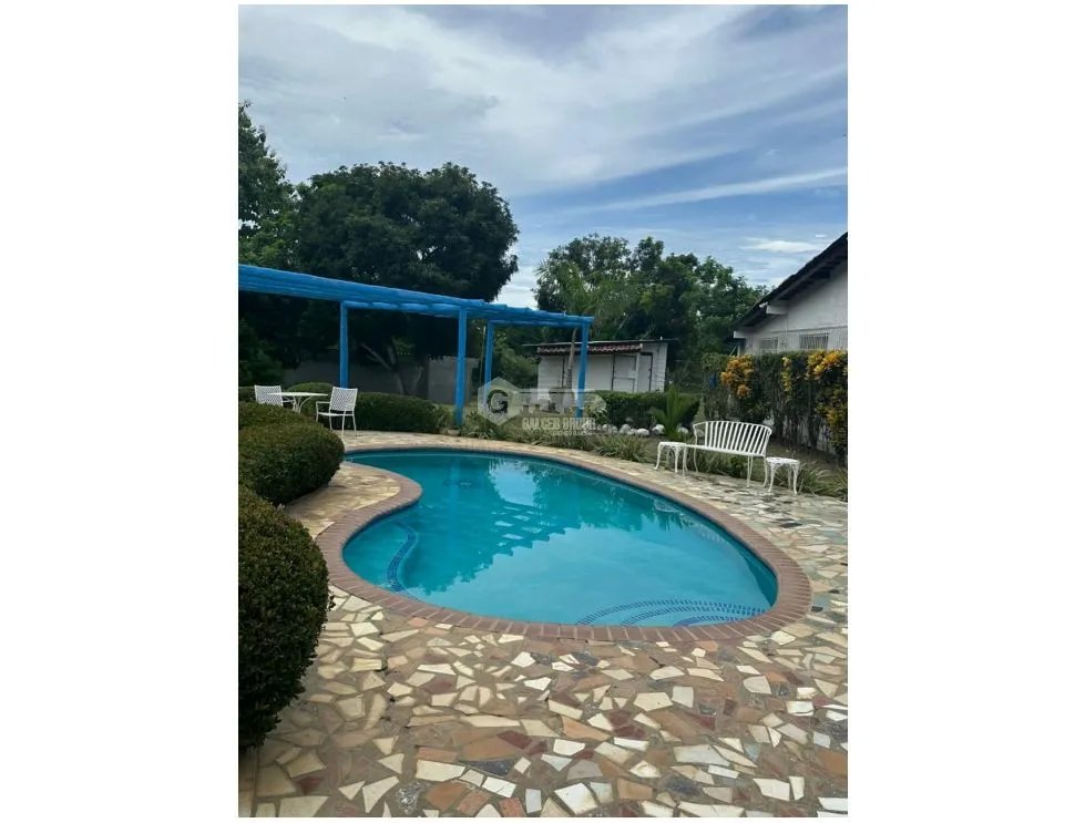 SE VENDE CASA EN CORONADO  3750 M2 CON PISCINA