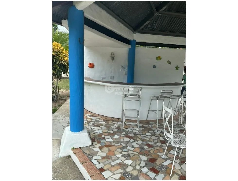 SE VENDE CASA EN CORONADO  3750 M2 CON PISCINA