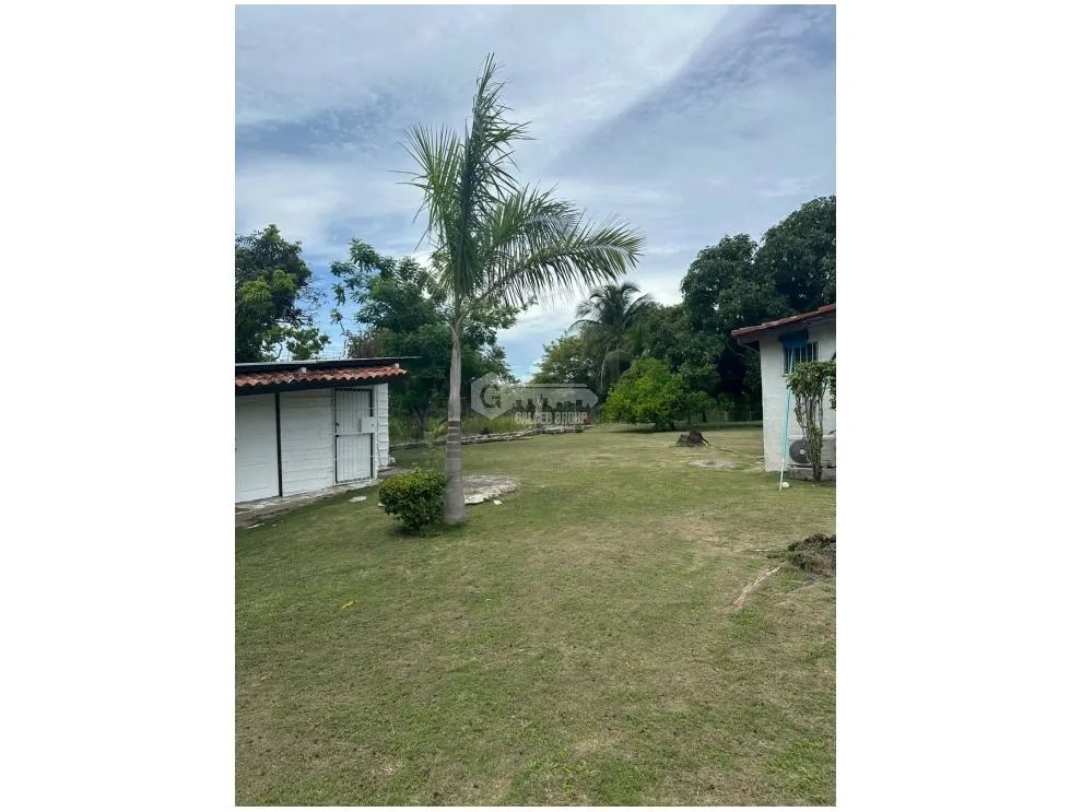 SE VENDE CASA EN CORONADO  3750 M2 CON PISCINA