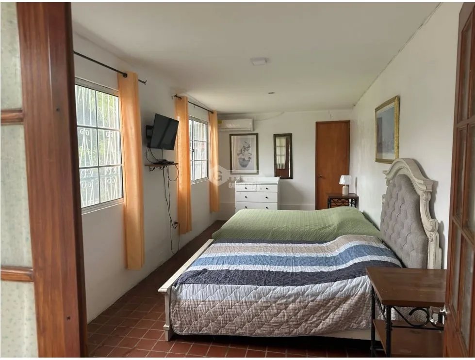 SE VENDE CASA EN CORONADO  3750 M2 CON PISCINA
