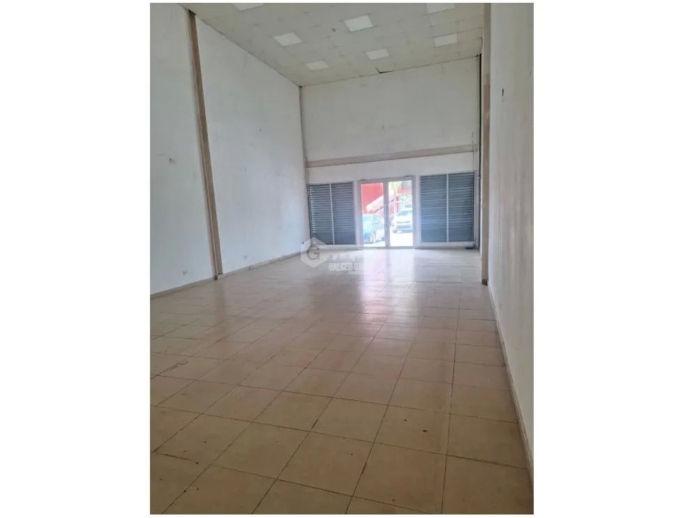 CAPIRA / PLAZA BUENA VISTA / 80M2 / PLANTA BAJA / SIN DIVISIONES