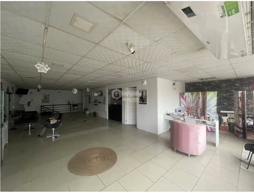 SE ALQUILA AMPLIO LOCAL EN CONDADO DEL REY PLAZA ROKAS 110 M2