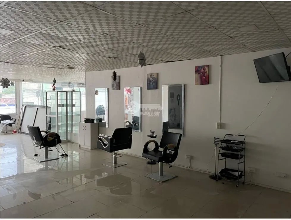 SE ALQUILA AMPLIO LOCAL EN CONDADO DEL REY PLAZA ROKAS 110 M2