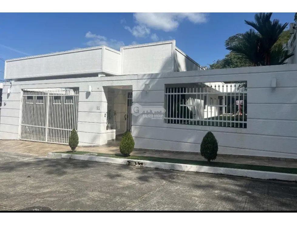 SE VENDE CASA EN BRISAS DEL GOLF 300 M2 CON HERMOSO PATIO LATERAL