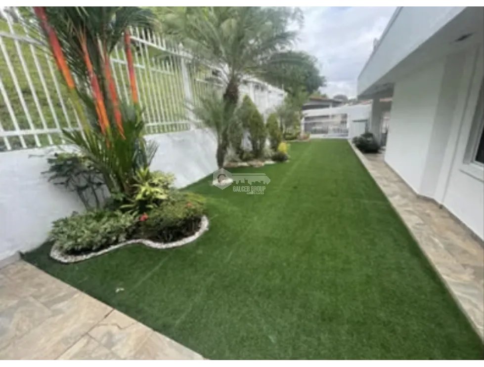 SE VENDE CASA EN BRISAS DEL GOLF 300 M2 CON HERMOSO PATIO LATERAL