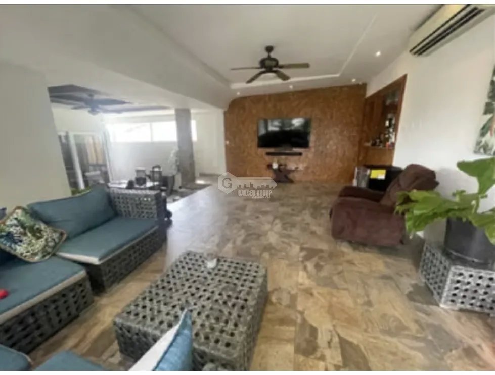 SE VENDE CASA EN BRISAS DEL GOLF 300 M2 CON HERMOSO PATIO LATERAL