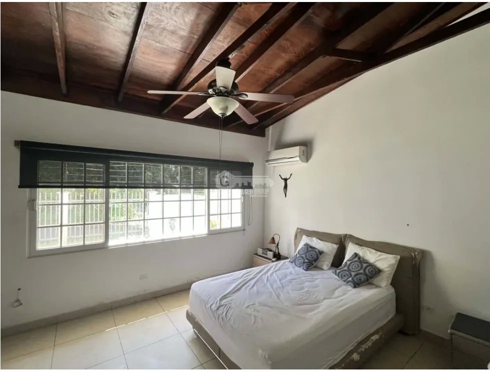 LLANOS DE CURUNDU / 300M2 / 4 HABITACION + SERVICIO / PATIO / VACIO