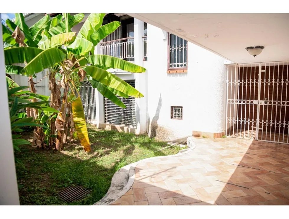 SE VENDE CASA EN BETANIA URB. LOS ANGELES DE 4 NIVELES 450 m2 PATIO