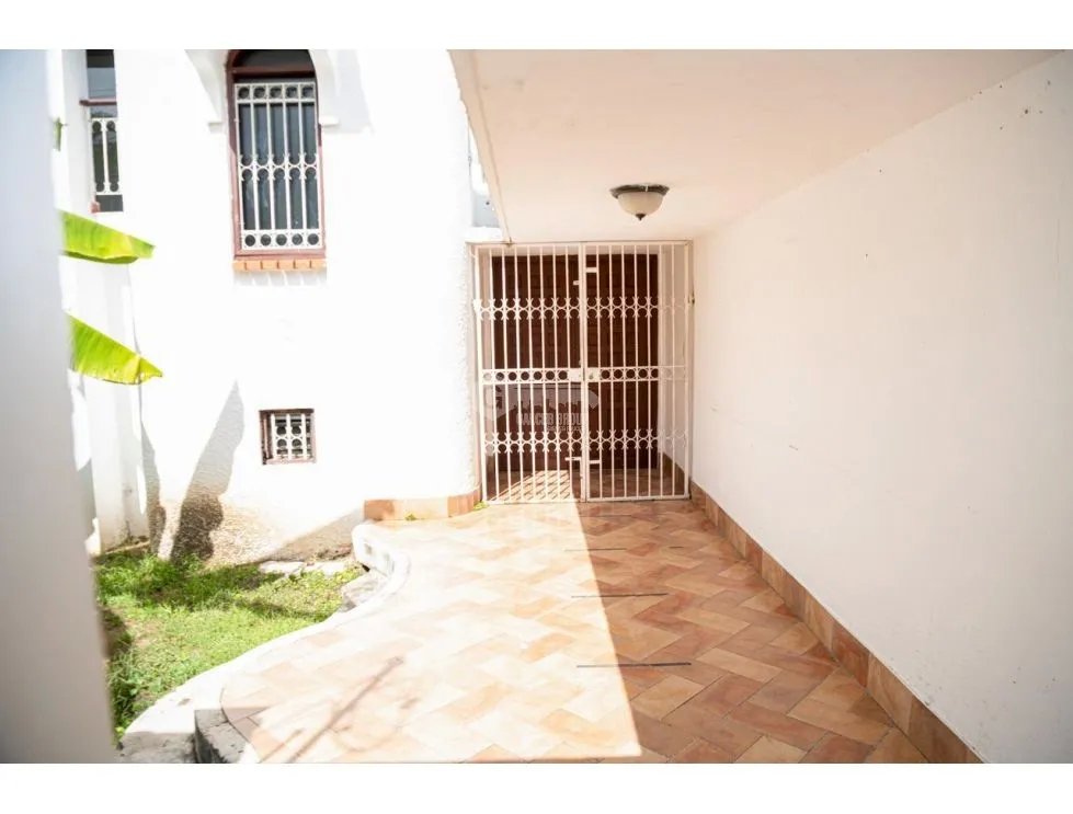SE VENDE CASA EN BETANIA URB. LOS ANGELES DE 4 NIVELES 450 m2 PATIO