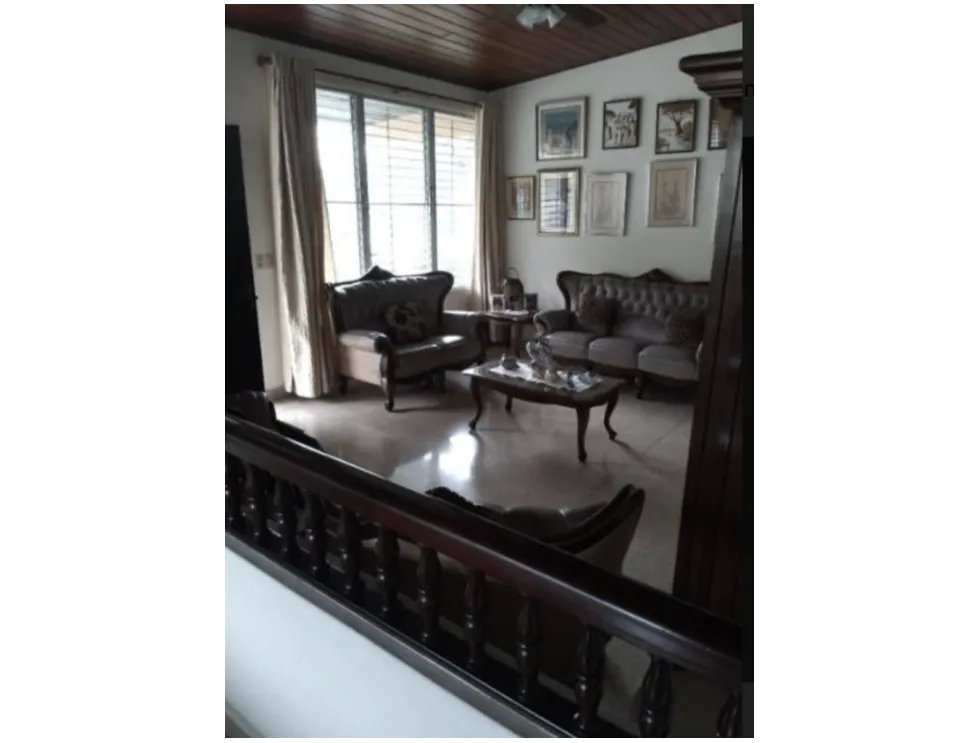 CASA /  BETANIA / 3 HABITACIONES / 244 m2 / BALCON
