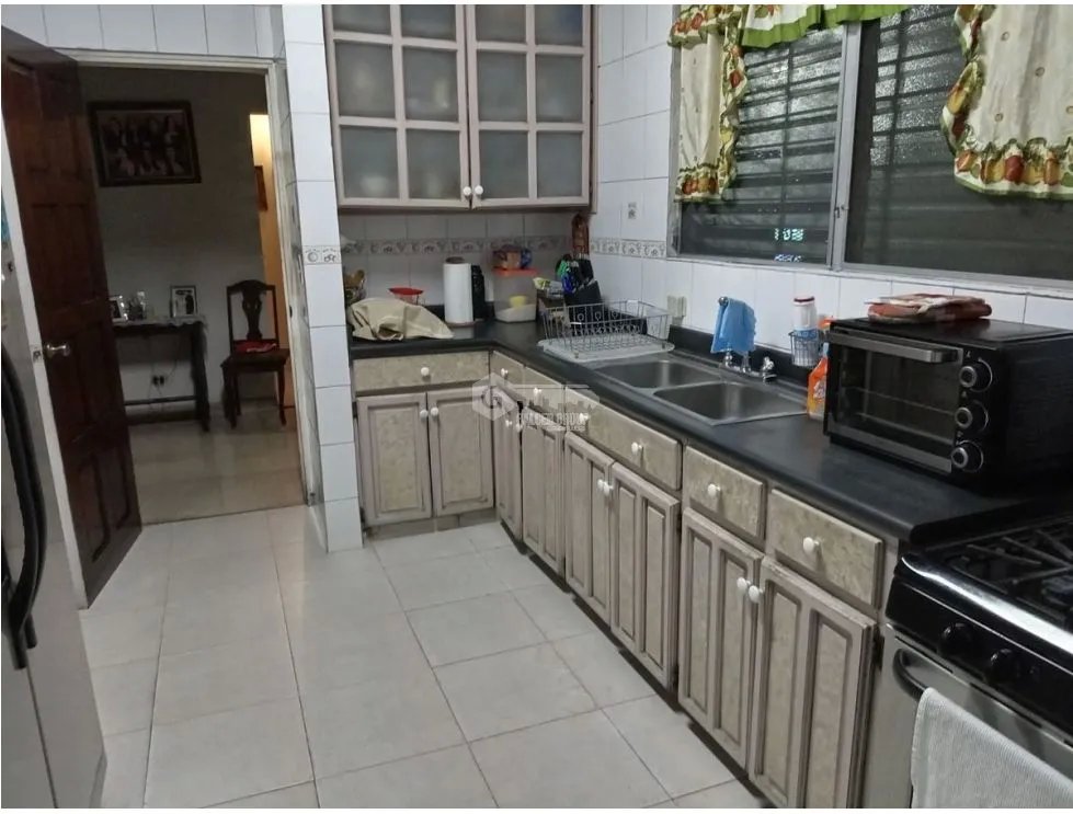 CASA /  BETANIA / 3 HABITACIONES / 244 m2 / BALCON