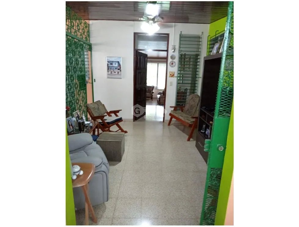 CASA /  BETANIA / 3 HABITACIONES / 244 m2 / BALCON