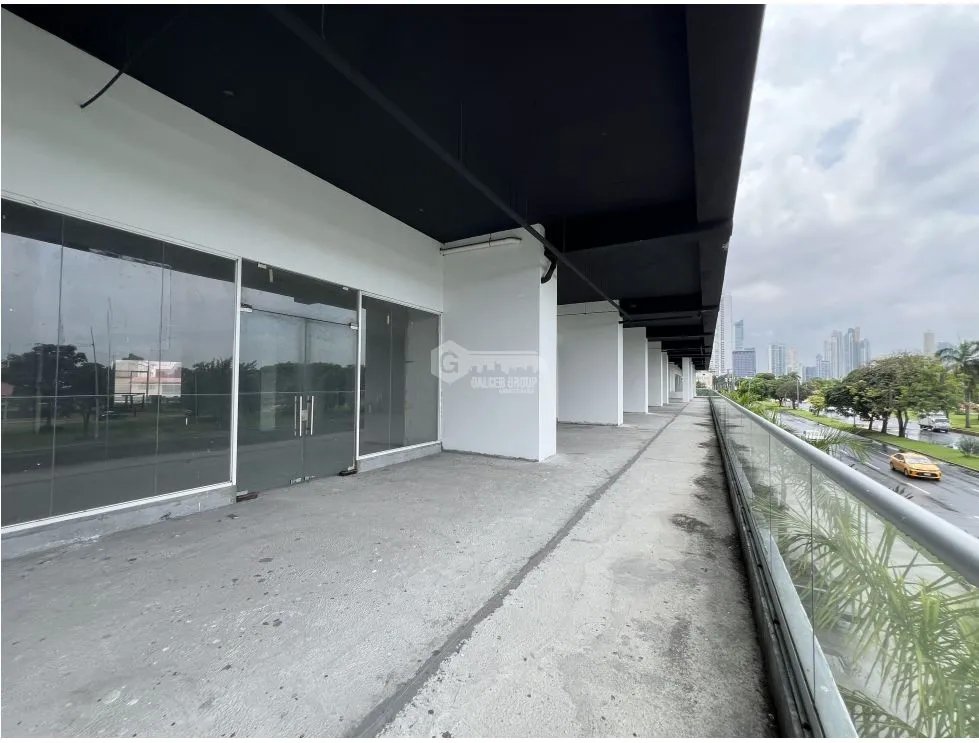 SE VENDE LOCAL COMERCIAL EN THE SANDS AV. BALBOA 180 M2