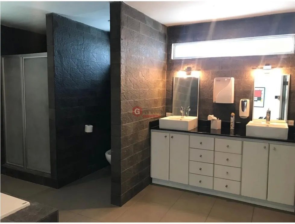 SE VENDE CASA EN OBARRIO DE 2 NIVELES PARA USO RESIDENCIAL O COMERCIAL