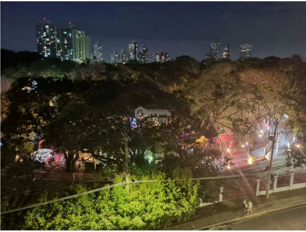 SE ALQUILA ACOGEDOR APARTAMENTO AMOBLADO FRENTE AL PARQUE OMAR