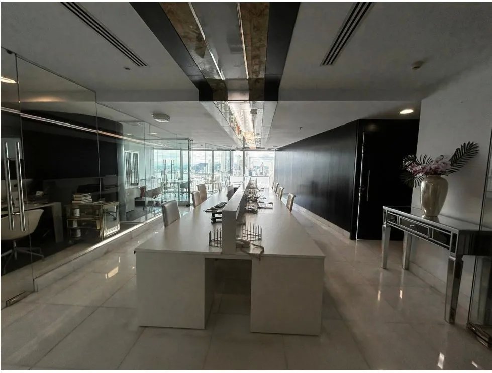 SE VENDE MODERNA OFICINA PREMIUN EN AV. BALBOA PH OCEANIA