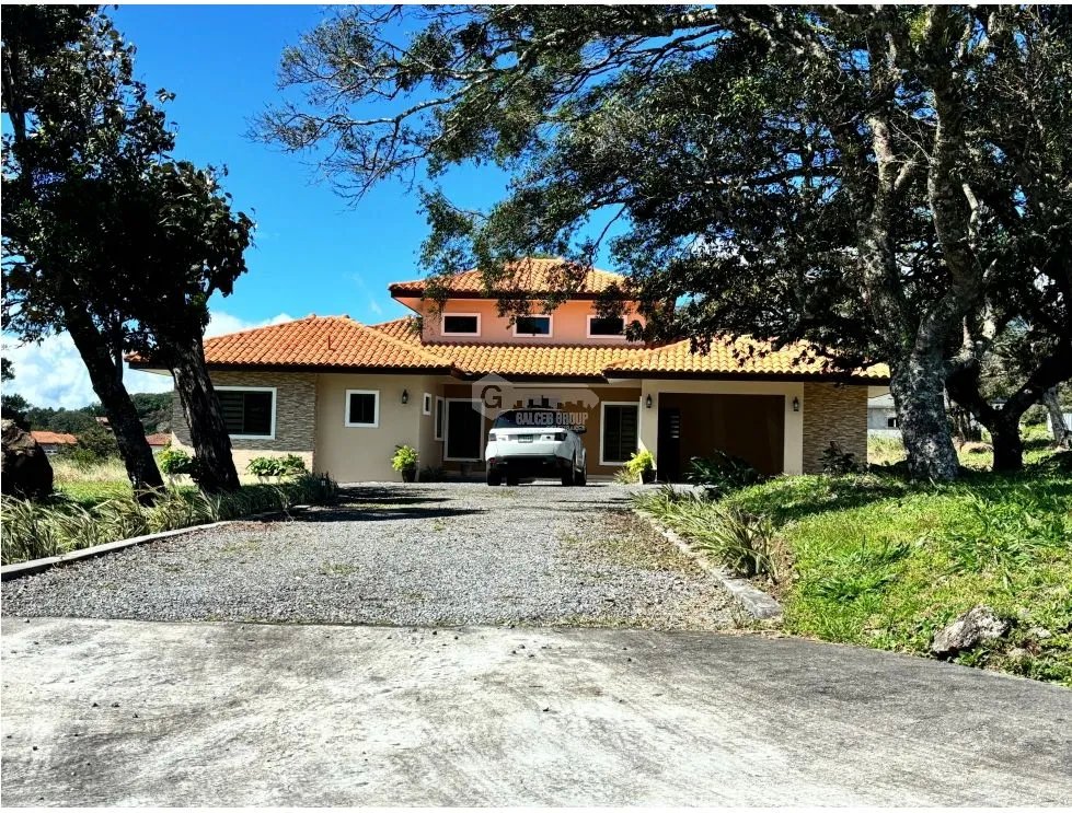 BOQUETE COUNTRY CLUB / 1704M2 / 2 HABITAC /  2 BAÑ / AMPLIO JARDIN