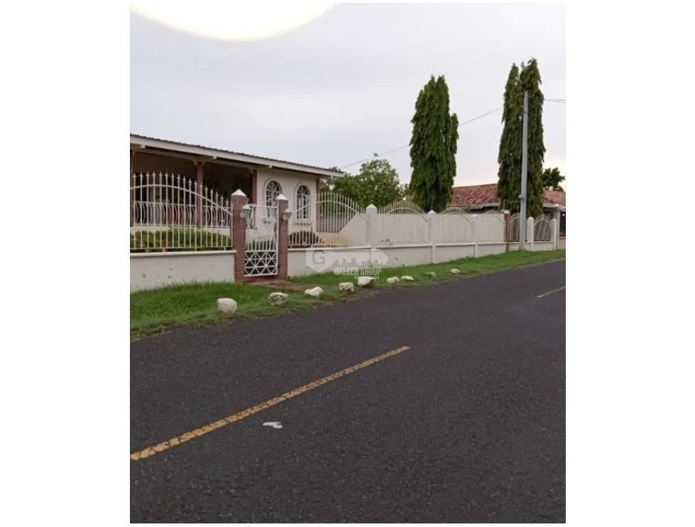VILLA DE LOS SANTOS / 1775 M2 / TERRAZA / A 20 MIN DE PLAYAS